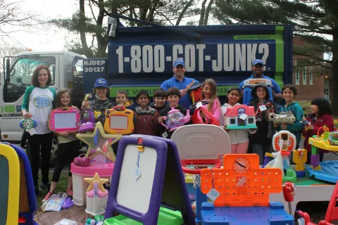 1-800-GOT-JUNK? and Second Chance Toys (CNW Group/1-800-GOT-JUNK?)